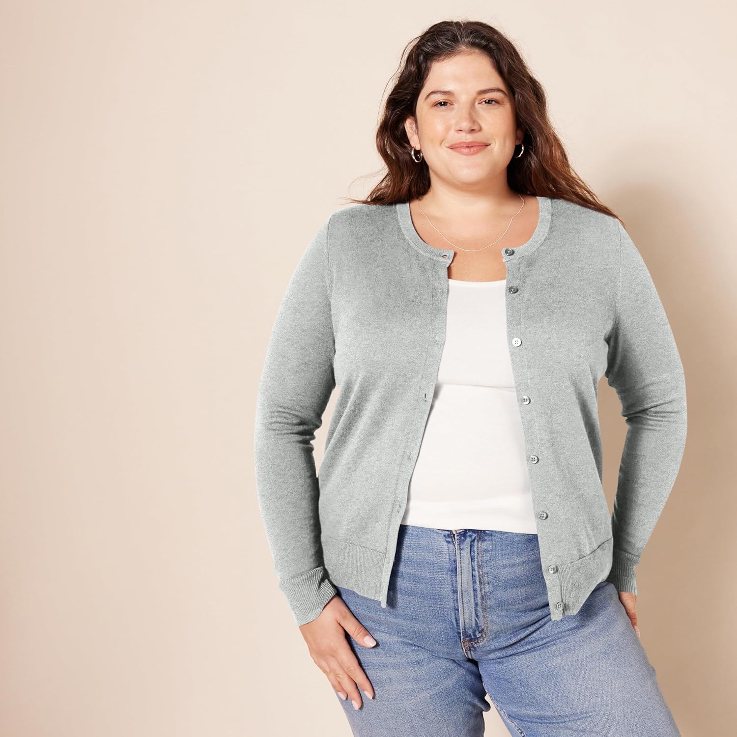Thumbnail 4 de Amazon Essentials Women’s Lightweight Crewneck Cardigan Jumper (Plus Size)