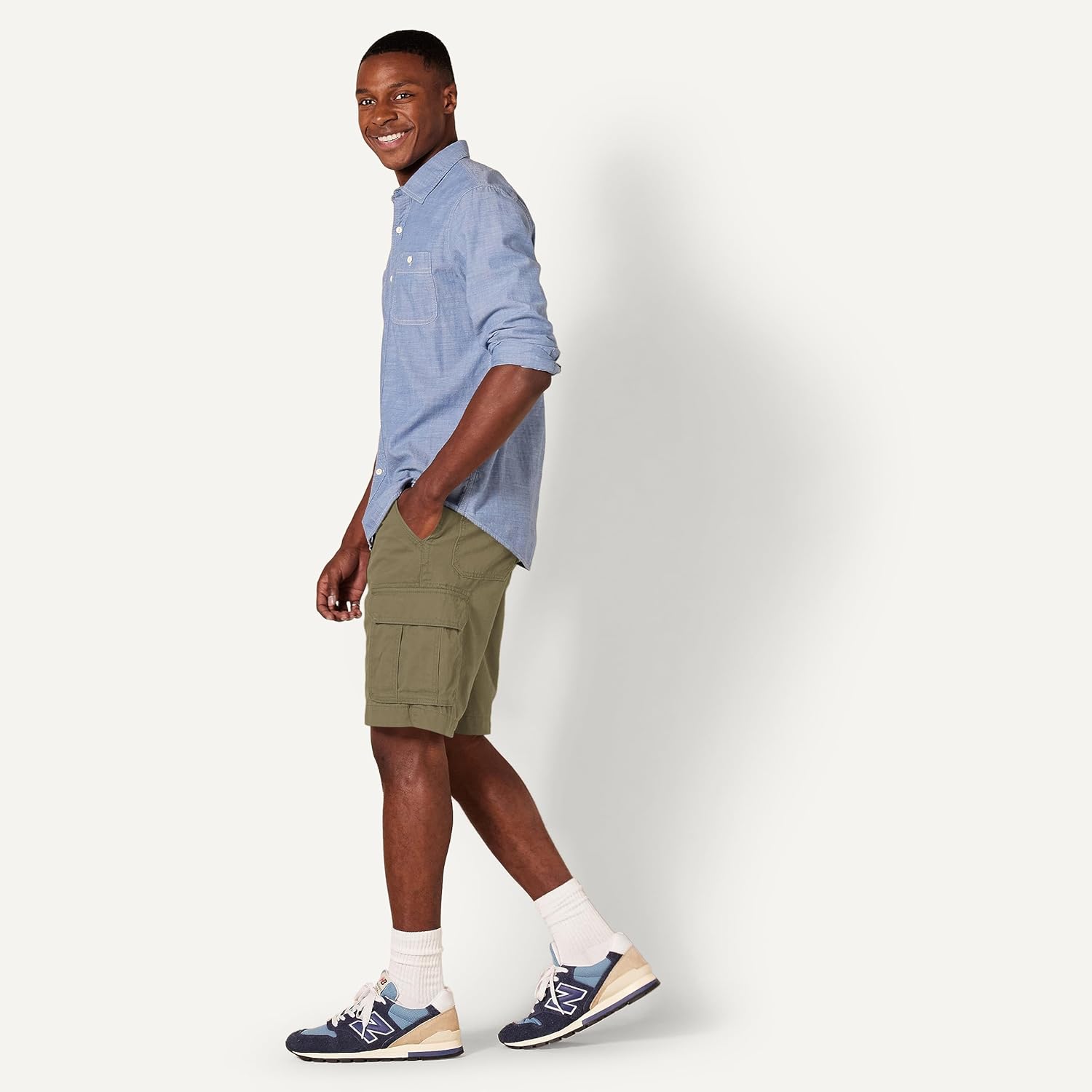 Thumbnail 3 de Amazon Essentials Men’s Classic Fit 10" Cargo Work Shorts with Pockets (Big & Tall available)