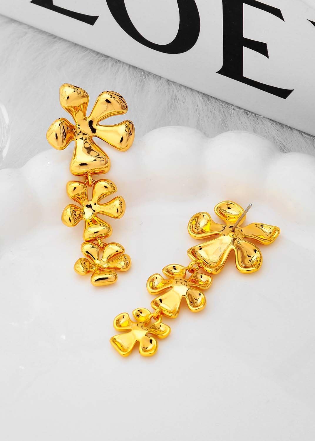 Detalle de LILIE&WHITE Gold Ohrhänger für Damen mit Blumen-Design – zeitloser Schmuck für jeden Anlass