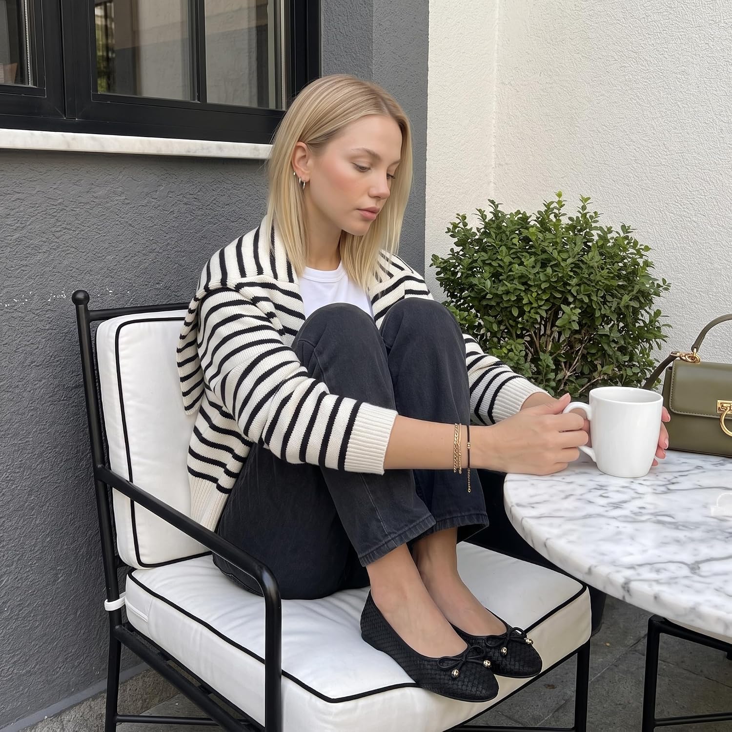 Detalle de CUSHIONAIRE Ballet Flats with Vegan Leather Upper