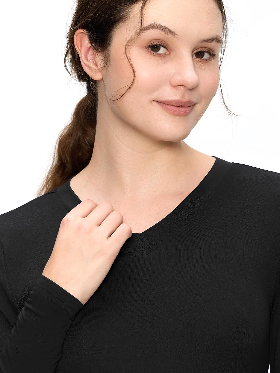 Detalle de COZYFIT Women’s V-Neck Long-Sleeve Underscrub Tee, 95% Polyester Blend