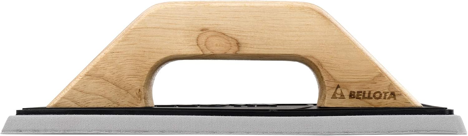 Detalle 2 de Bellota 5898 A Finishing Trowel with Flexible Base and Wood Handle