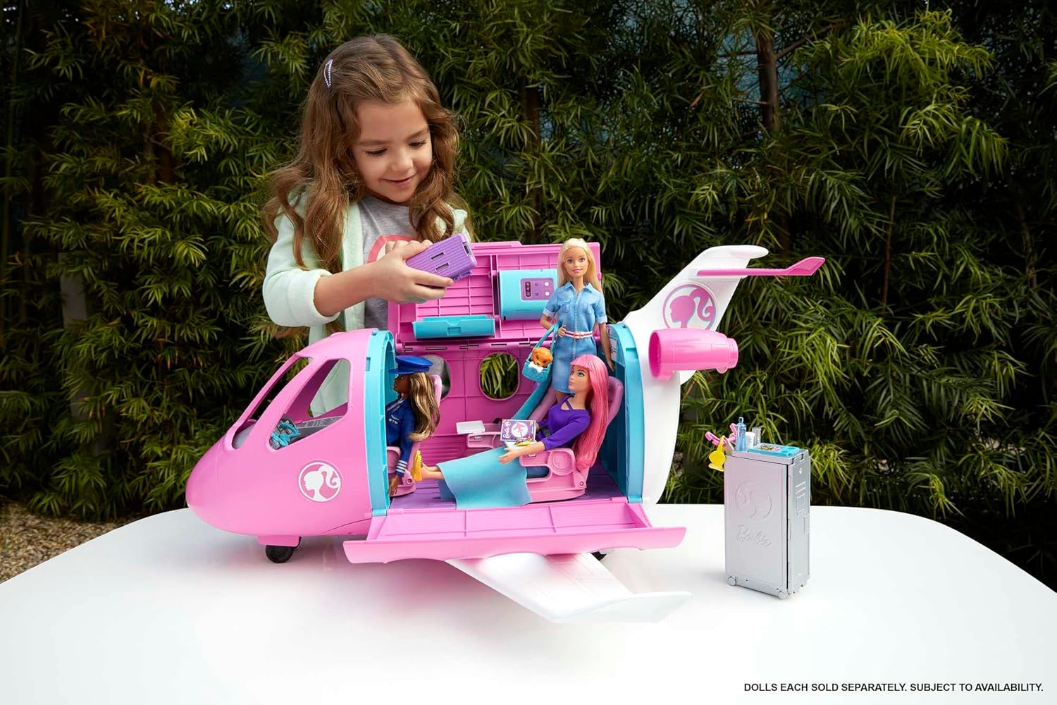 Detalle 2 de Barbie Flugzeug Dream Plane (GDG76) – Spielzeug-Flieger in Rosa, ohne Puppe, mit beweglichen Rädern und 15 Zubehörteilen