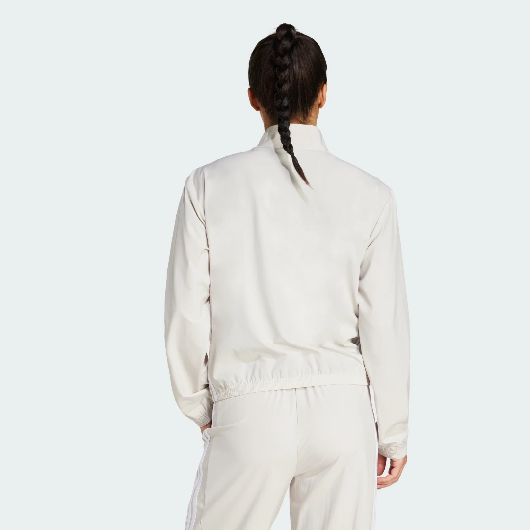 Detalle 2 de Chaqueta Train Essentials Woven Warm-Up 3 bandas de Adidas — versátil y cómoda para entrenar y combinar