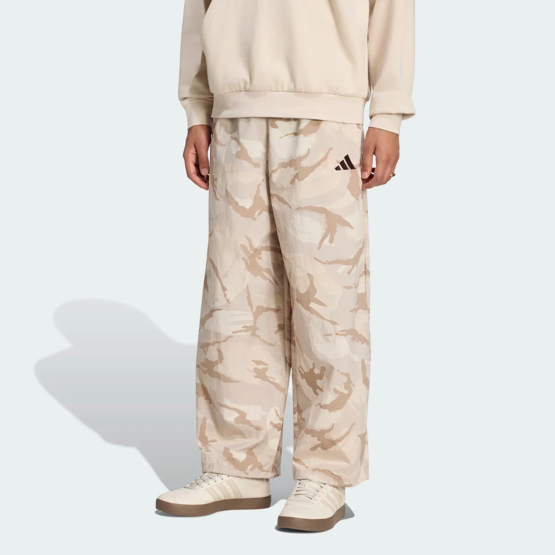 Detalle de Adidas Pantalón Seasonal Essentials Camo Woven Parachute