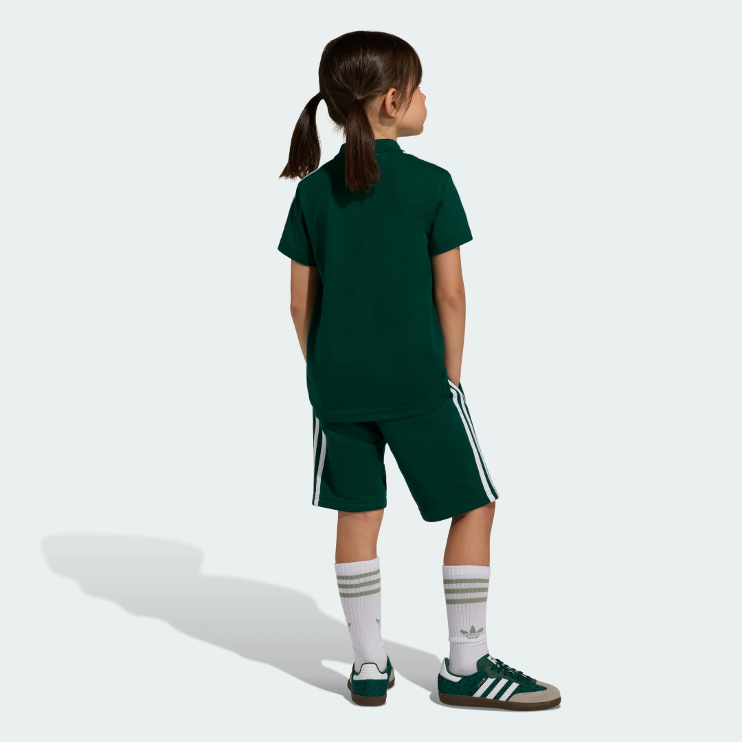 Detalle 2 de CONJUNTO Adidas: pantalón corto y polo en verde, para entrenos y ocio