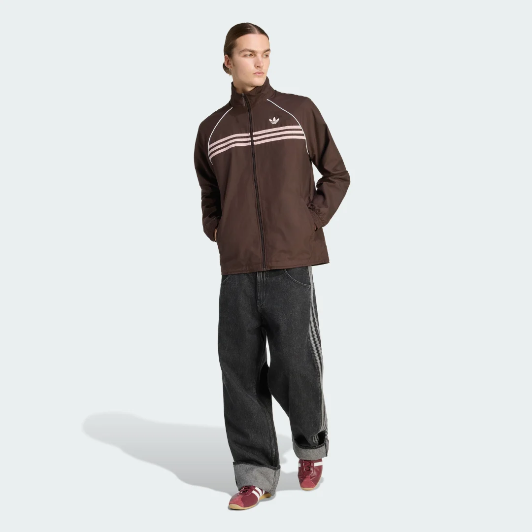 Detalle de SUDADERA CHEST STRIPES de Adidas – Marrón