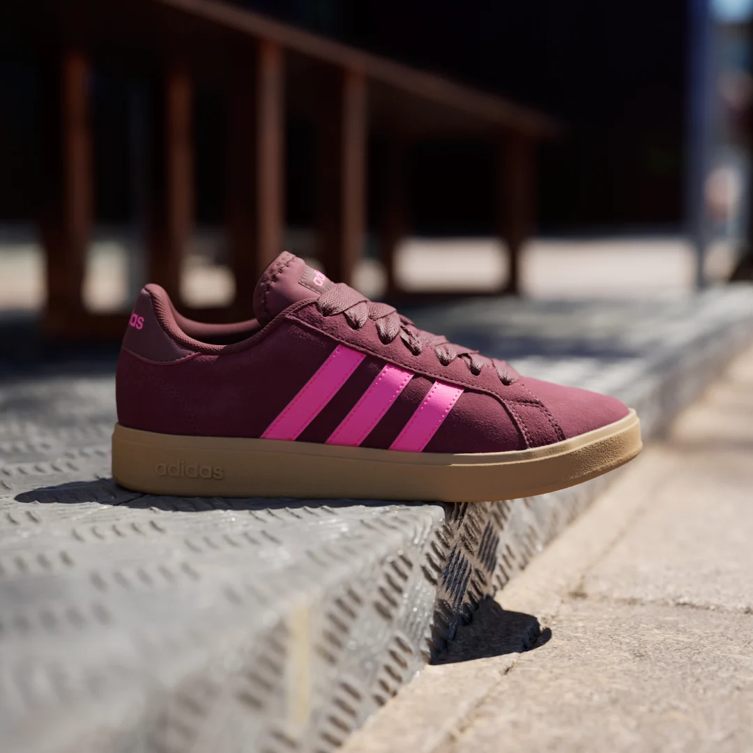 Detalle 2 de Zapatilla Grand Court Base 00s de Adidas: estilo clásico en burgundy para el día a día