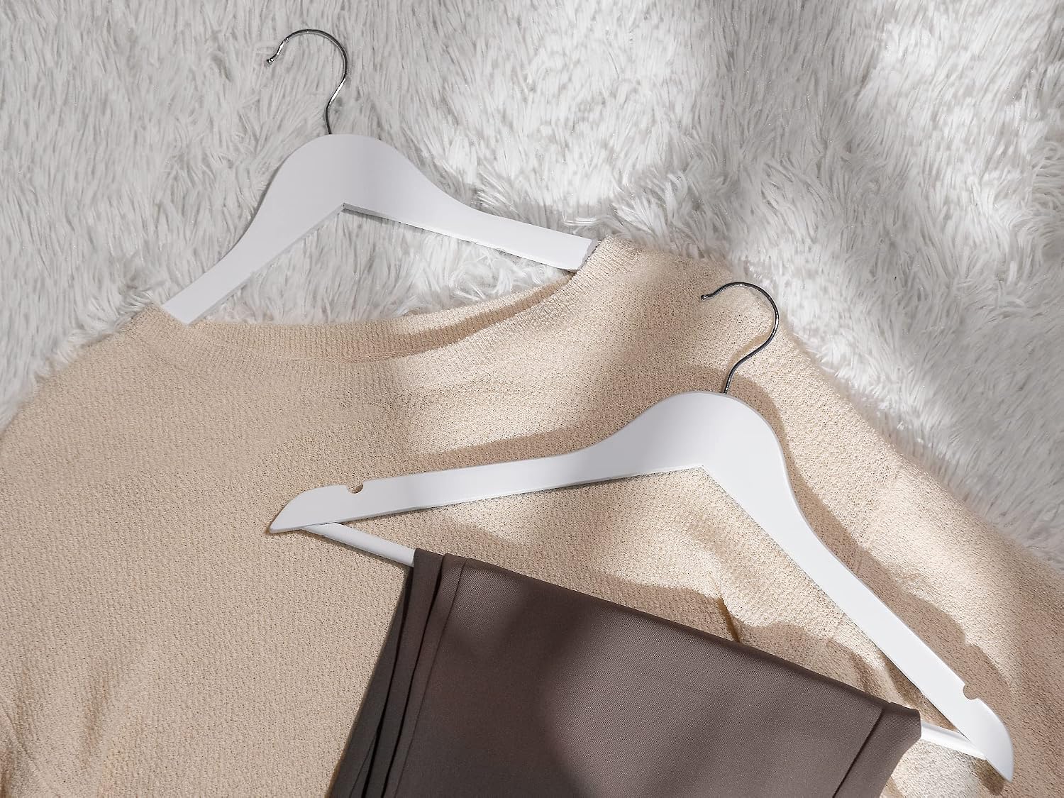 Detalle de StorageWorks Wooden Hangers, White 20-Pack with Anti-Slip Grooves