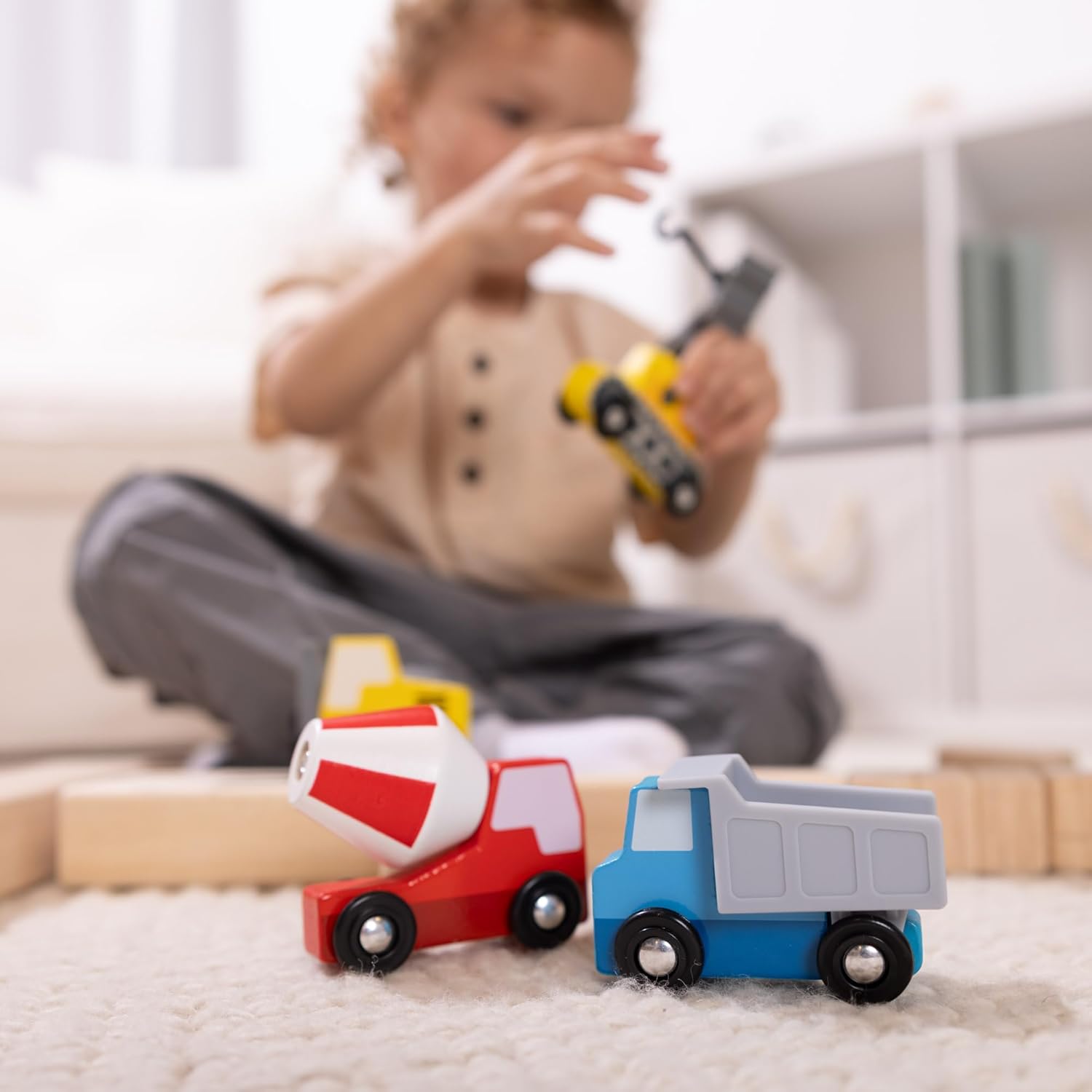 Detalle 2 de Melissa & Doug Wooden Construction Site Vehicles With Wooden Storage Tray (8 pcs)