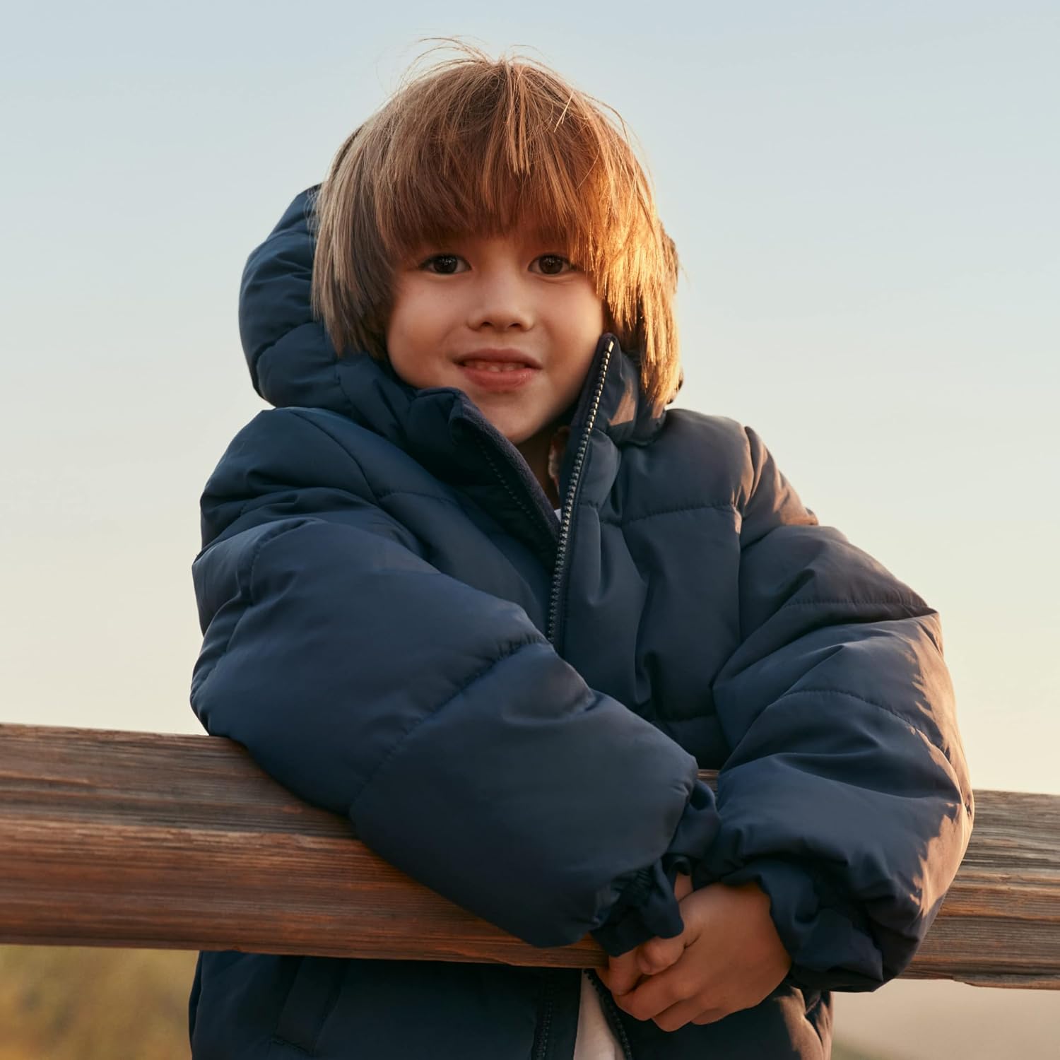 Thumbnail 1 de Amazon Essentials Jungen Wasserabweisende Daunenjacke mit Kapuze