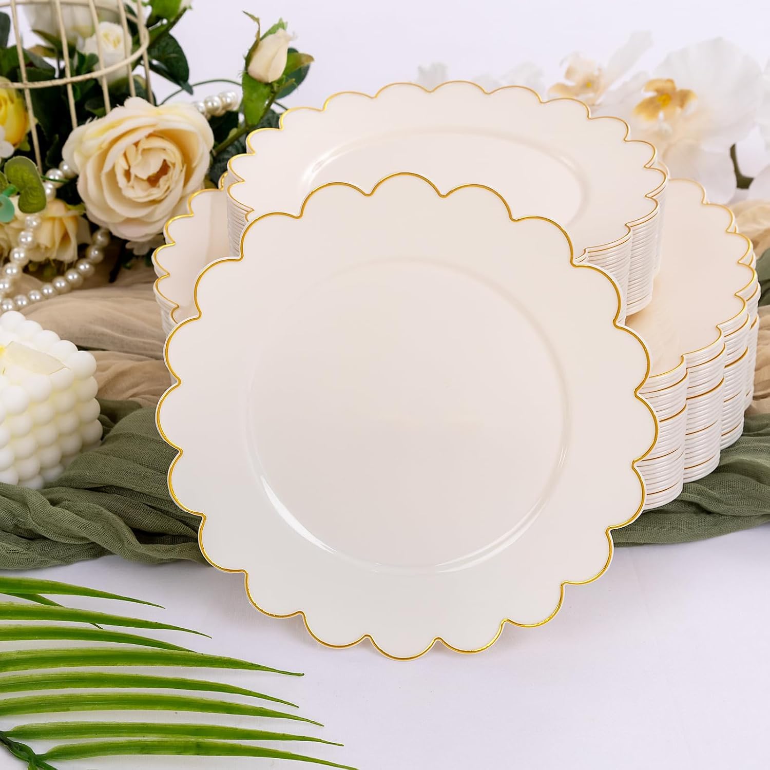 Detalle 2 de LIYH 60 Pcs Ivory and Gold Scalloped Plastic Plates – Disposable Dinner & Dessert Plates Set