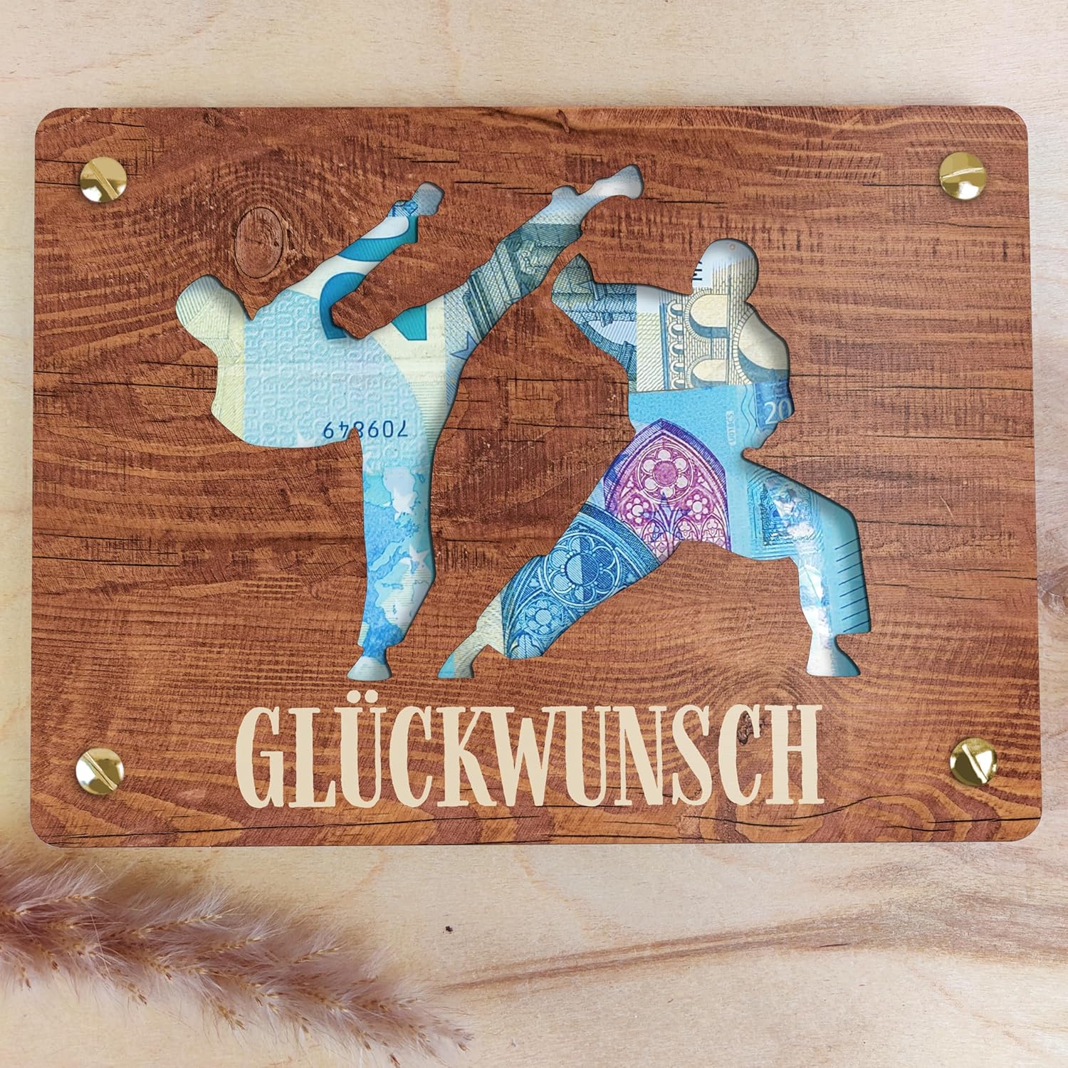 Thumbnail 4 de XL Geldgeschenk aus Holz „Kampfsport“ inkl. Ständer – 20×15 cm für MMA, Karate, Taekwondo & Co.