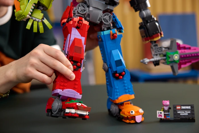 Thumbnail 11 de LEGO Fortnite Mecha-Anführer 77078 (2.503 Teile) – großer Mecha zum Bauen und Ausstellen