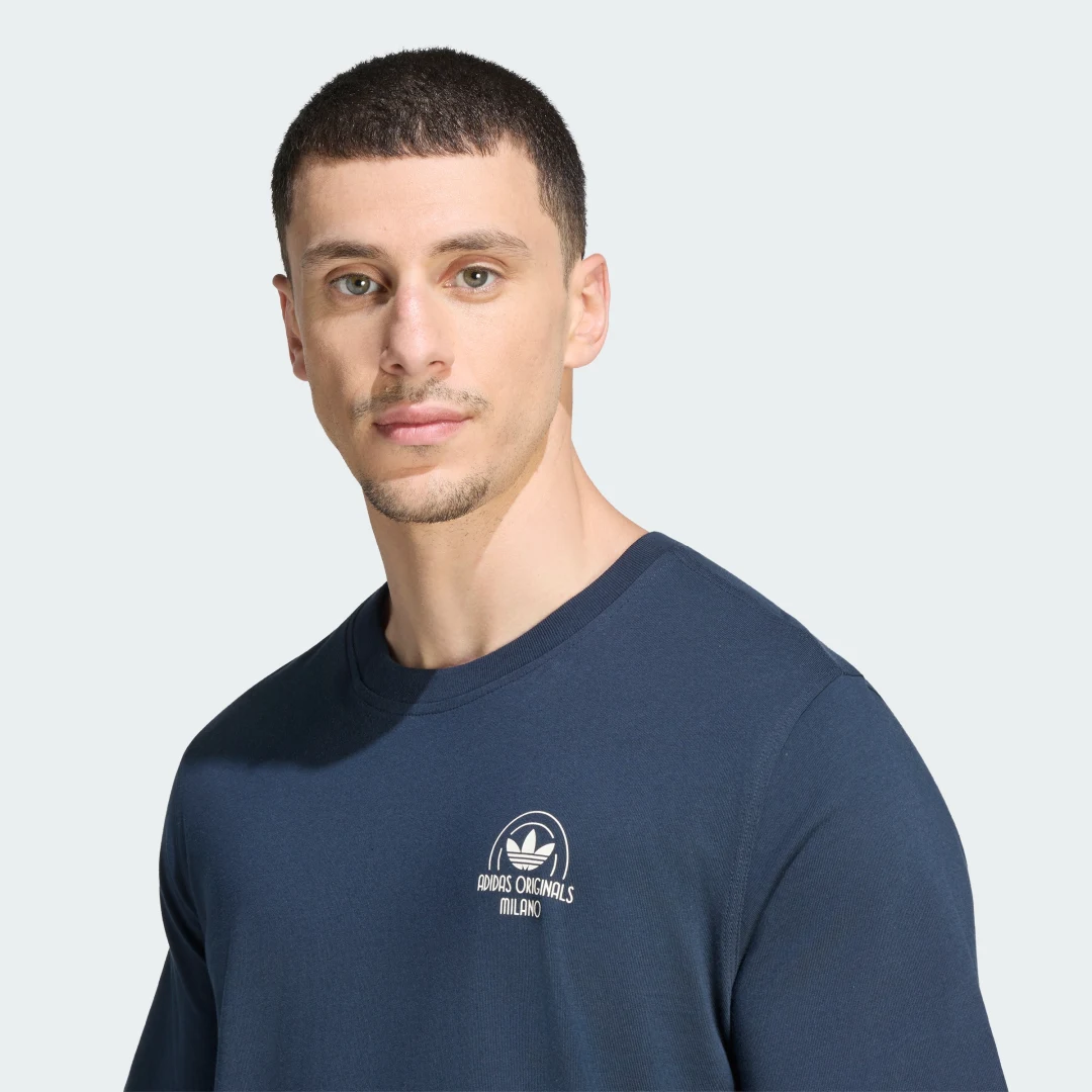Detalle de Camiseta estampada Milano Shop de Adidas: estilo urbano y comodidad en azul