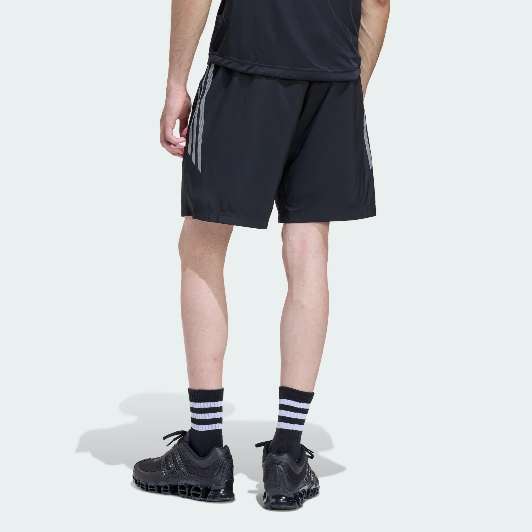Detalle de PANTALÓN CORTO LIGHTWEIGHT REGULAR de Adidas – negro