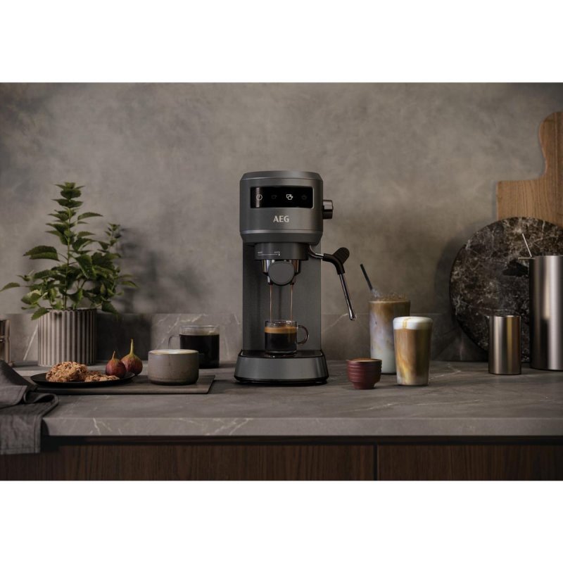 Detalle 2 de Cafetera manual AEG EC6-1-6BST con espumador de leche, 1L y 15 bares