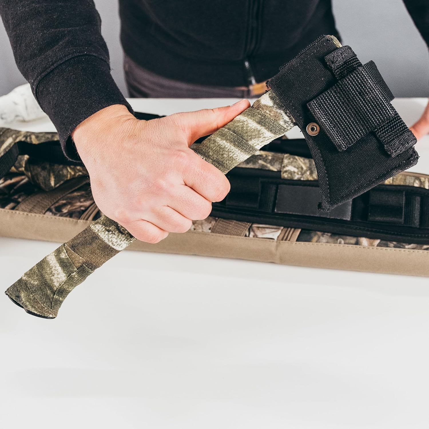 Detalle 2 de McNett Camo Form 1439480, taśma maskująca Mossy Oak, 366 cm