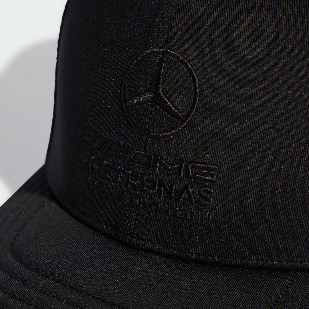 Detalle de Gorra Trucker Mercedes - AMG Petronas Formula 1 Team Night de Adidas