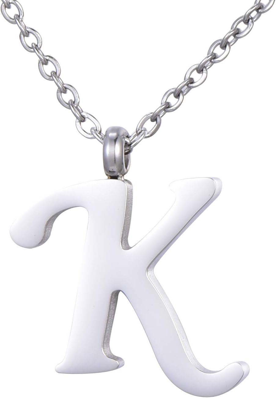 Detalle de Morella collar de plata y acero con colgante letra