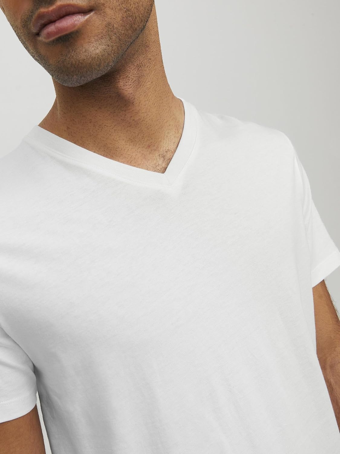 Detalle 2 de JACK & JONES JJEORGANIC BASIC TEE SS V-NECK NOOS – enfärgad T-shirt