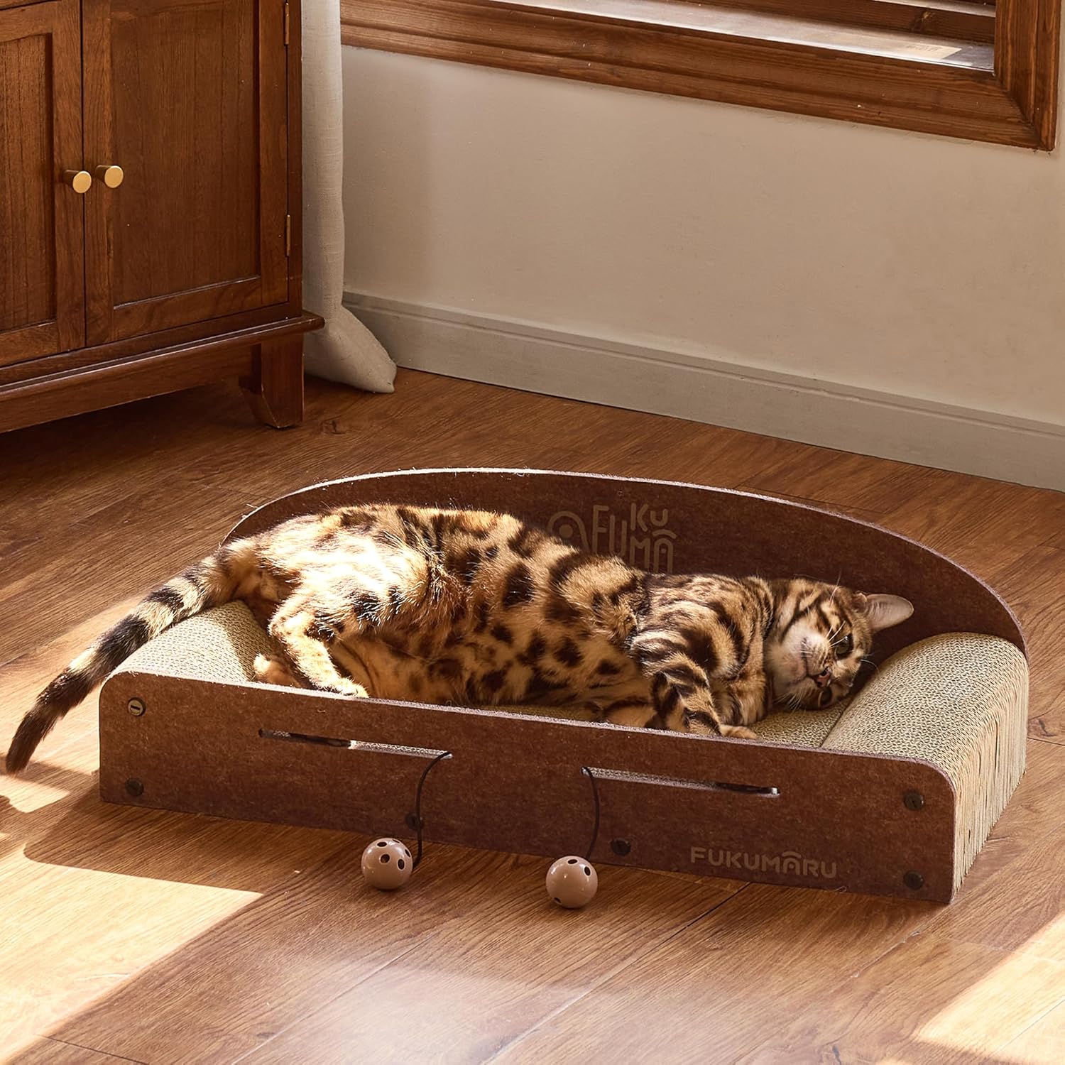 Thumbnail 6 de FUKUMARU Grattoir pour chat en carton de 66 cm avec 2 griffoirs réversibles et balle cloche