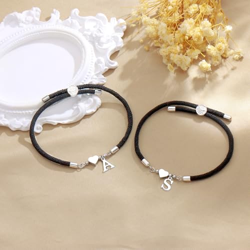 Detalle de Suonie Pulsera de Iniciales con Corazón de Plata y Cuerda Trenzada – Ajustable (3"–10")