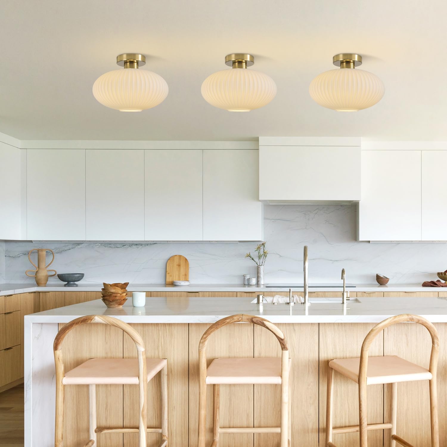 Detalle de BOKT BC1145-FT Mid-Century Ceiling Light with Ribbed Glass and Brushed Brass