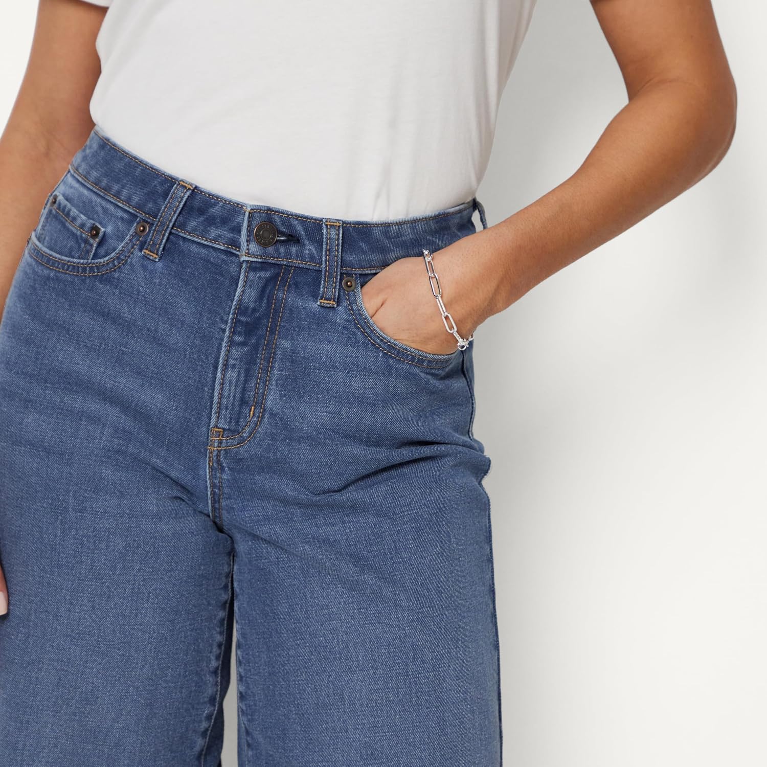 Detalle de Amazon Essentials Women's Relaxed-Fit Mid-Rise Denim Bermuda Shorts