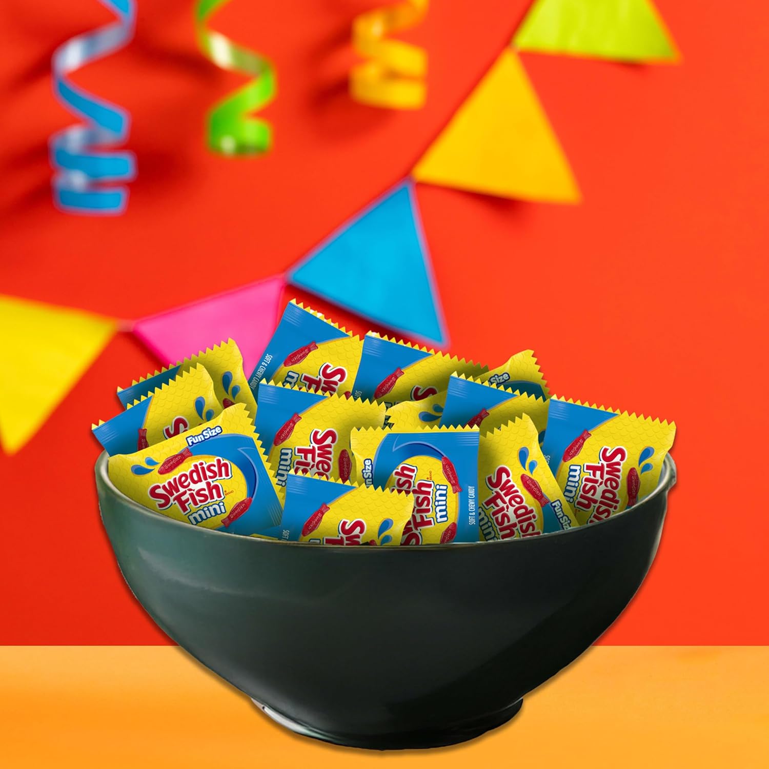 Detalle 1 de SWEDISH FISH Mini Soft & Chewy Gummy Candy, 140 Snack Packs