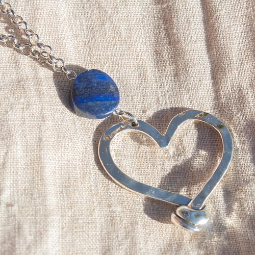 Thumbnail 6 de NILUXE DESIGN Collar corazón de lapislázuli con piedra natural y cadena larga (plata o dorado mate)