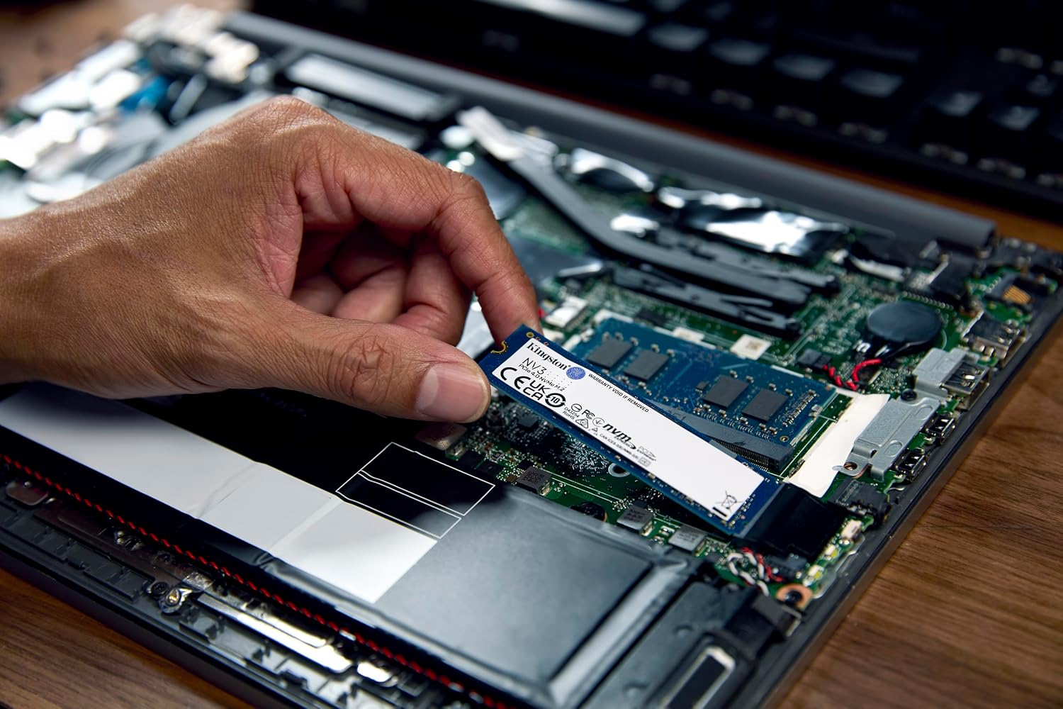 Detalle de Kingston NV3 1TB M.2 NVMe SSD (Gen4) — PCIe 4.0 speeds up to 6000 MB/s for fast upgrades