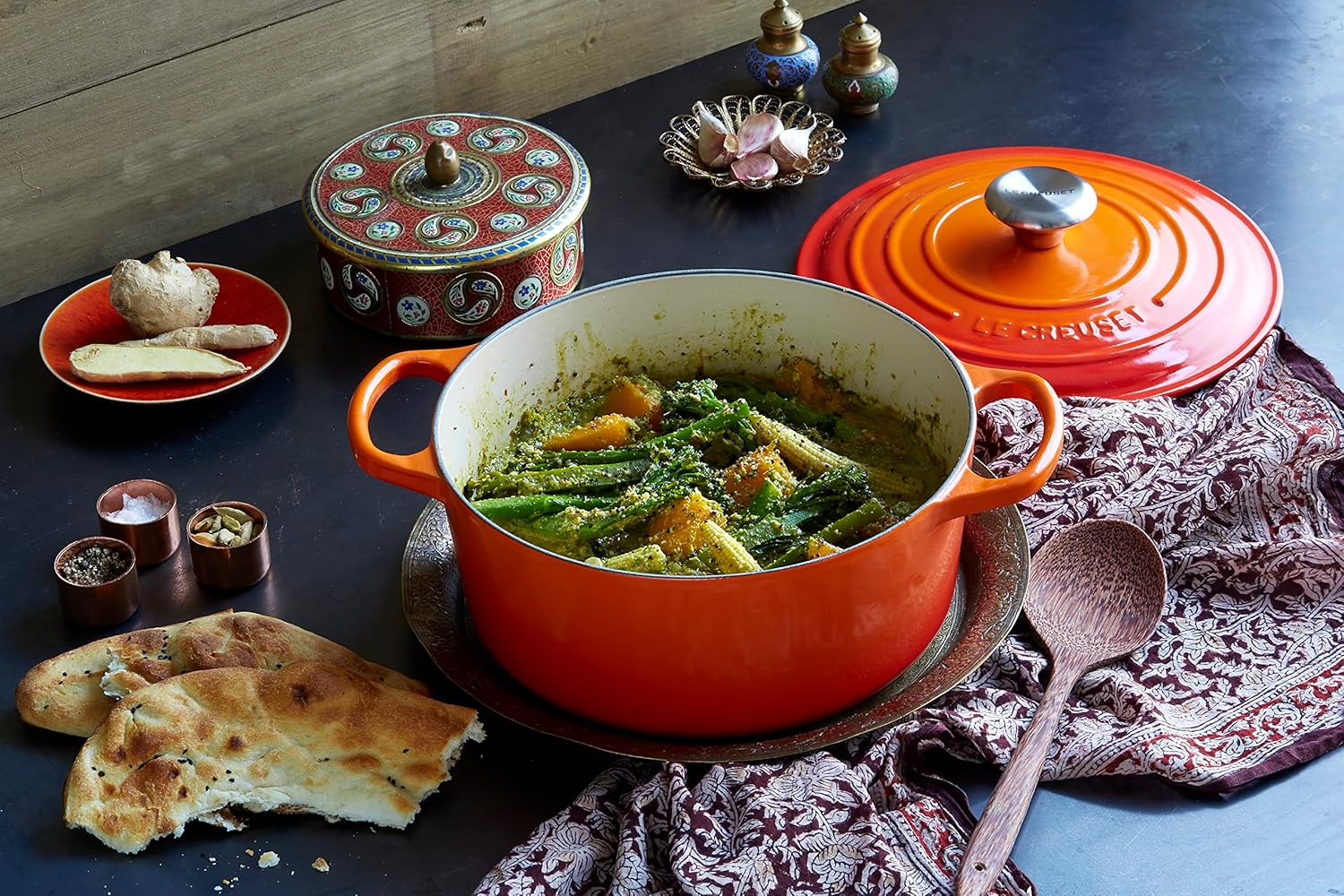 Thumbnail 5 de Le Creuset Signature Enamelled Cast Iron Round Casserole Dish with Lid, 24 cm (4.2 L) – Volcanic