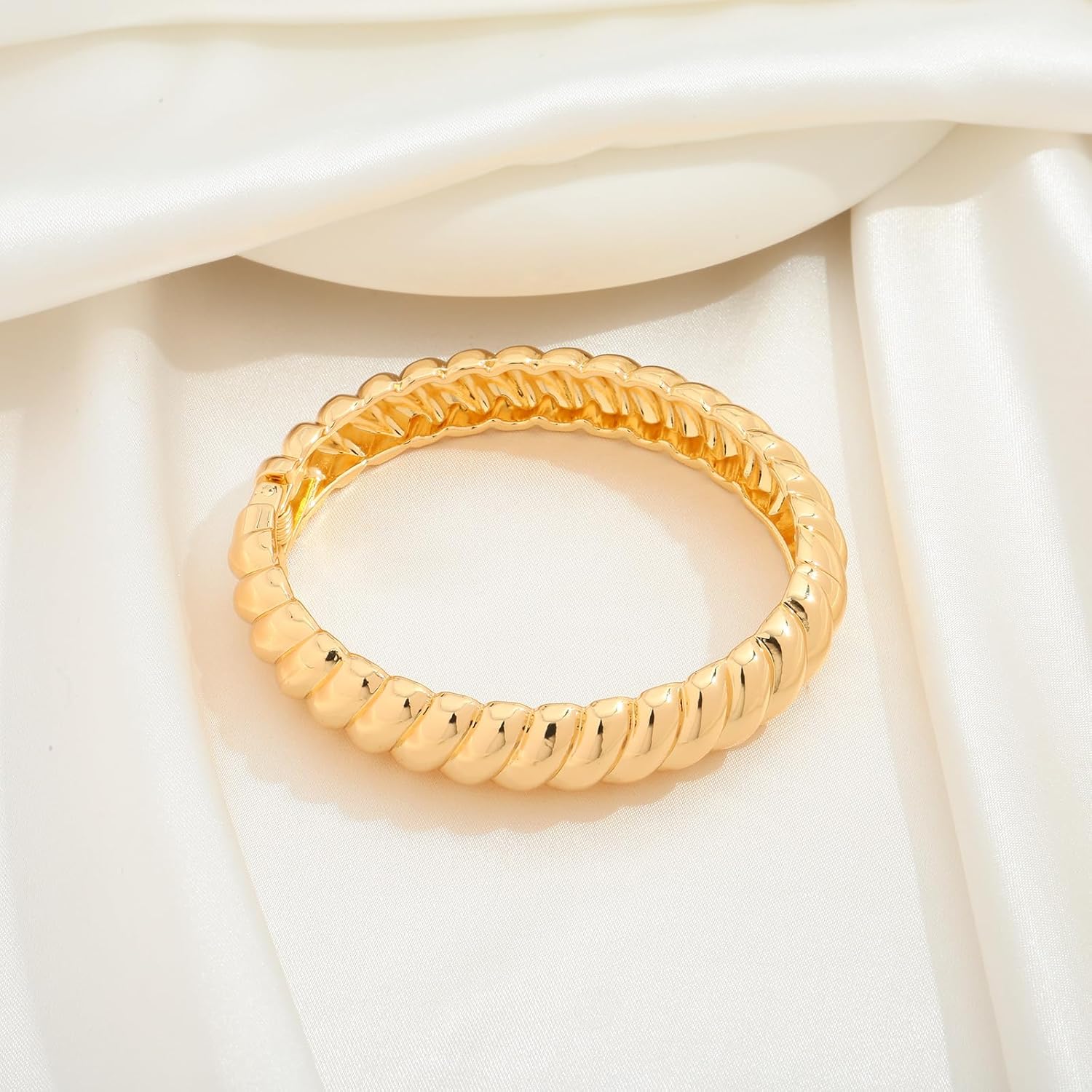 Thumbnail 3 de LILIE&WHITE Damen Armreif in Gold-Optik mit Relief in Spiralform – hypoallergenes Armband für besondere Anlässe