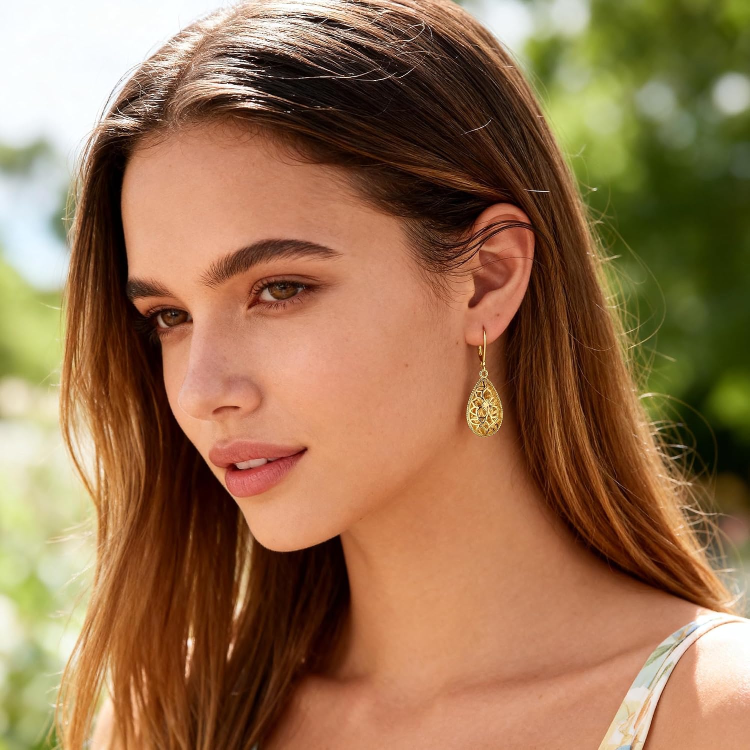 Detalle de Filigree Teardrop Earrings, 14K Gold-Plated Brass