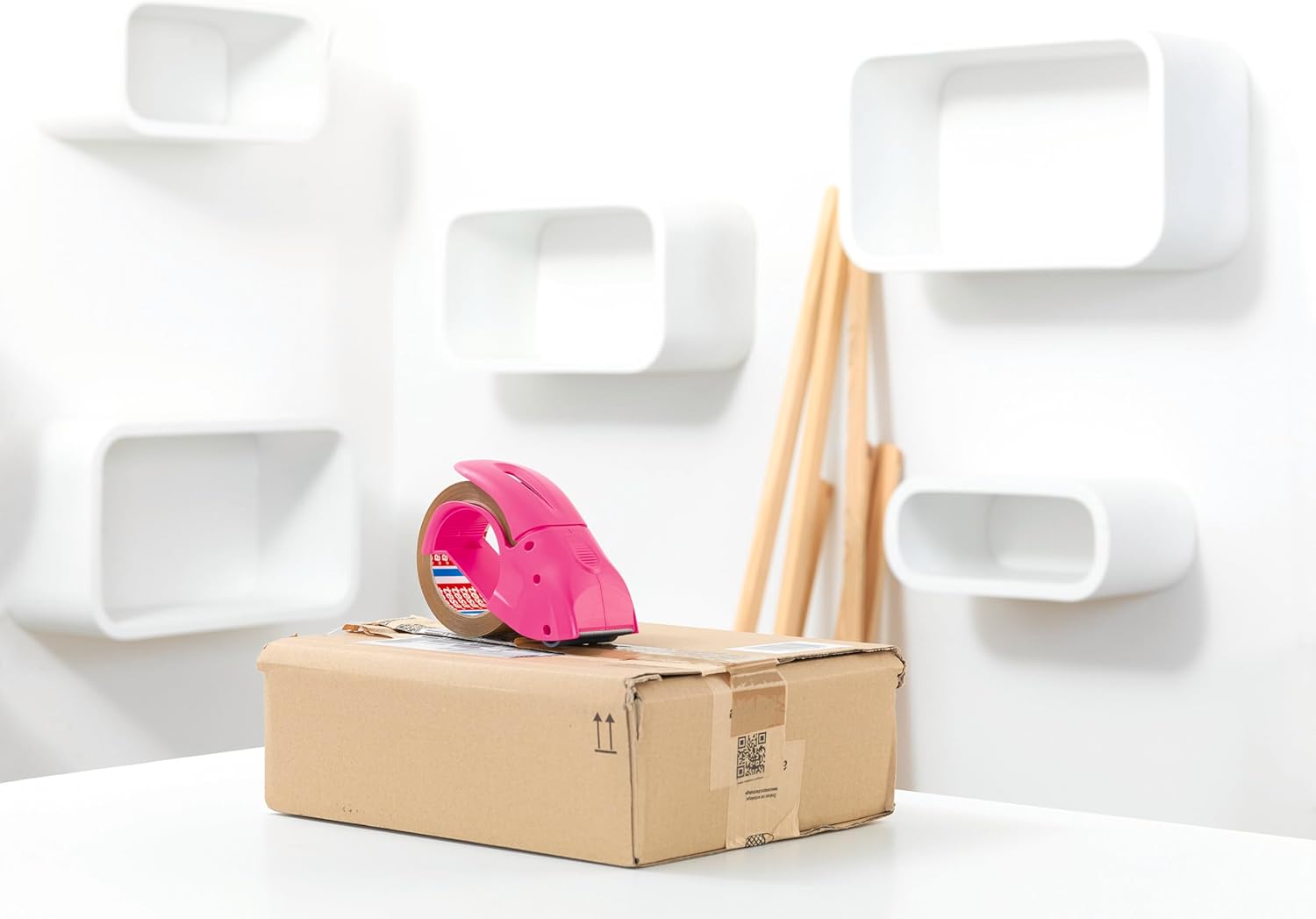 Detalle de tesa tesapack Abroller Pack' n' Go – Ergonomischer, blauer Abroller mit 50 m x 48 mm Klebeband