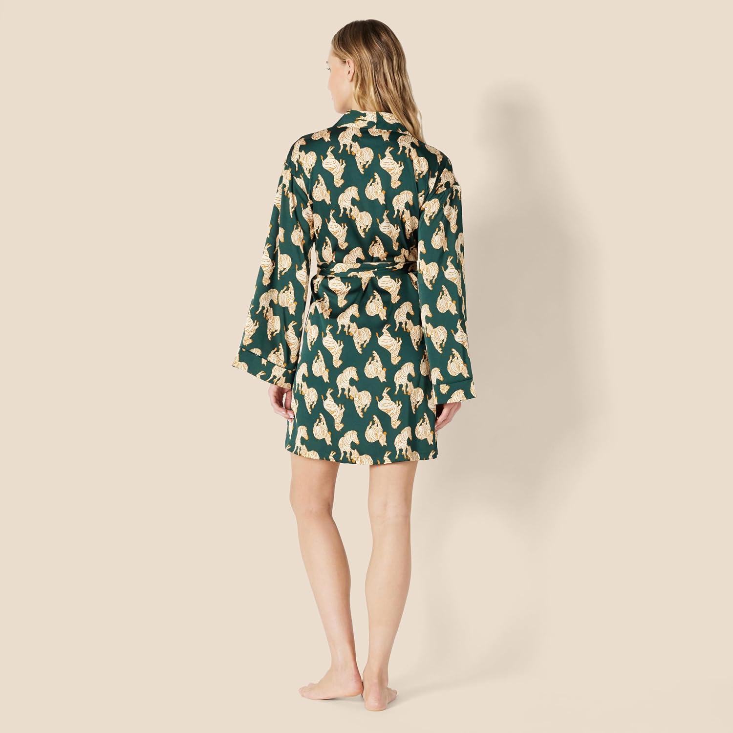 Thumbnail 4 de Amazon Essentials Relaxed-Fit Satin Sleep Robe