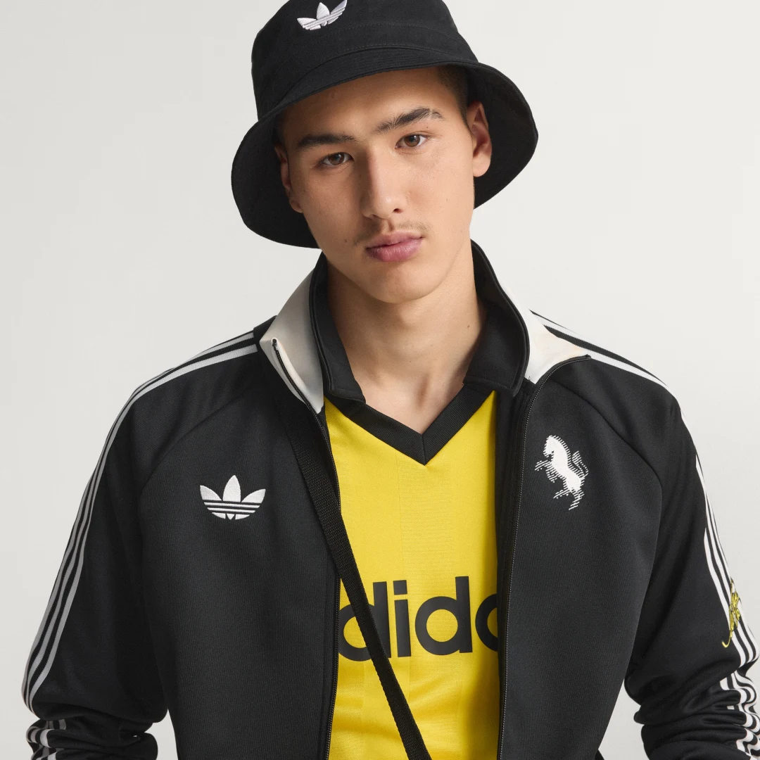 Detalle de Chaqueta deportiva Juventus FC Originals de Adidas — estilo urbano y versatilidad para el día a día