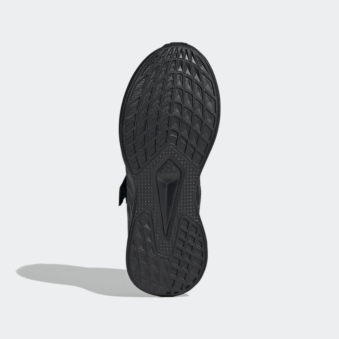 Detalle de Adidas Duramo 10: zapatilla negra versátil para el día a día