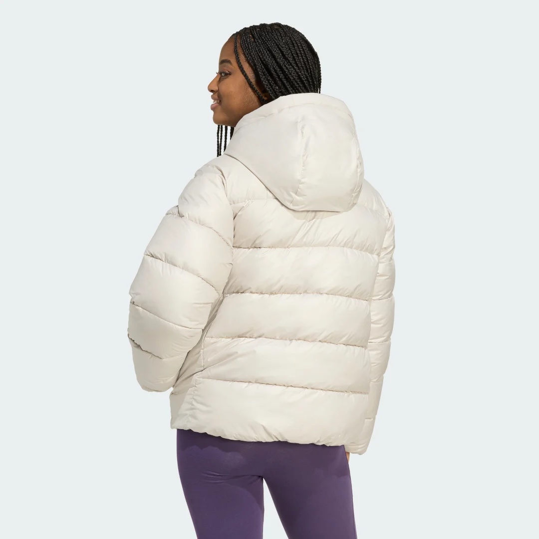 Detalle de Anorak abullonado de plumón sintético con capucha Essentials CLIMAWARM – Adidas