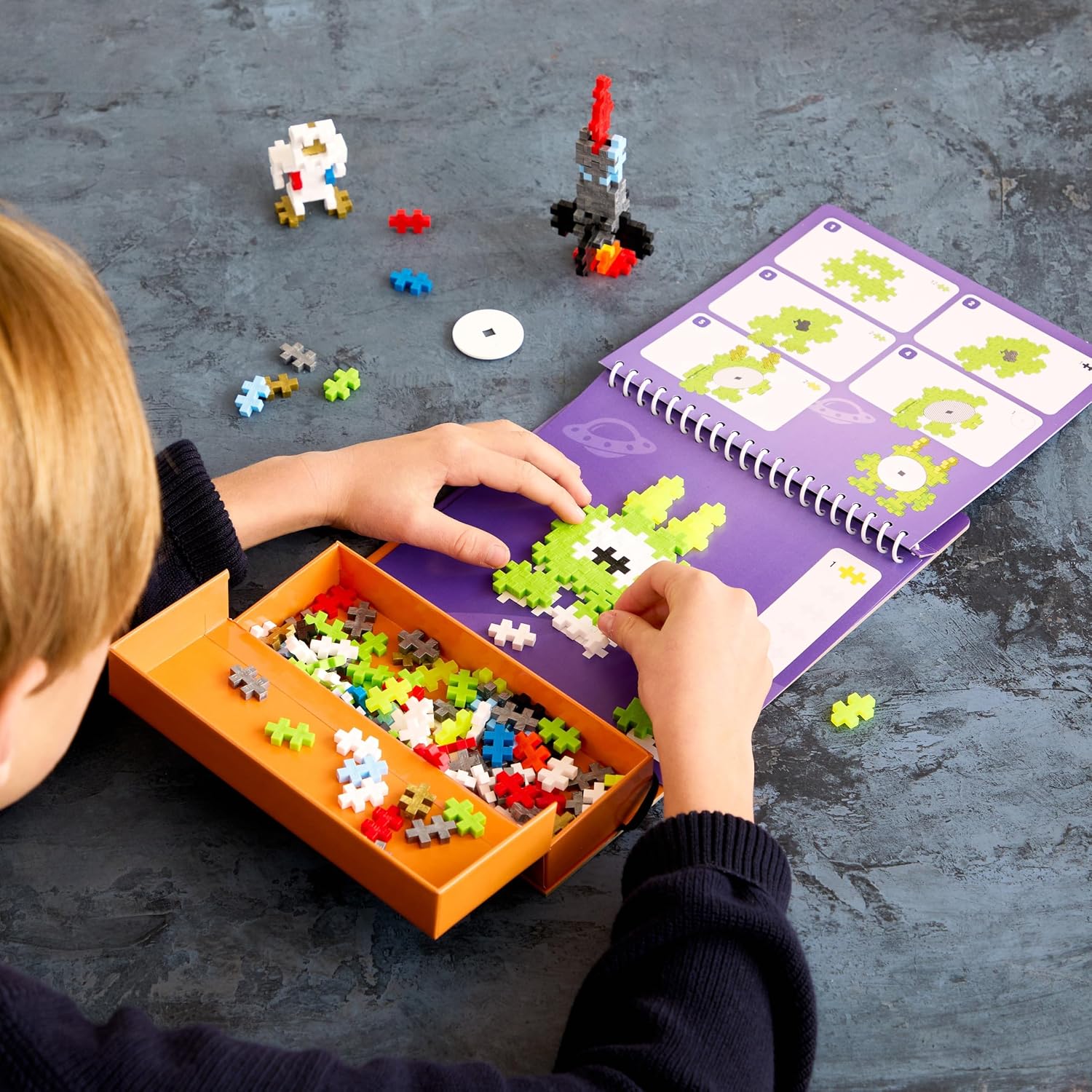 Detalle de PLUS PLUS Travel Toys Building Blocks Puzzle Play (Space) – 12 pages with 125 pieces in attached storage, for age 5+