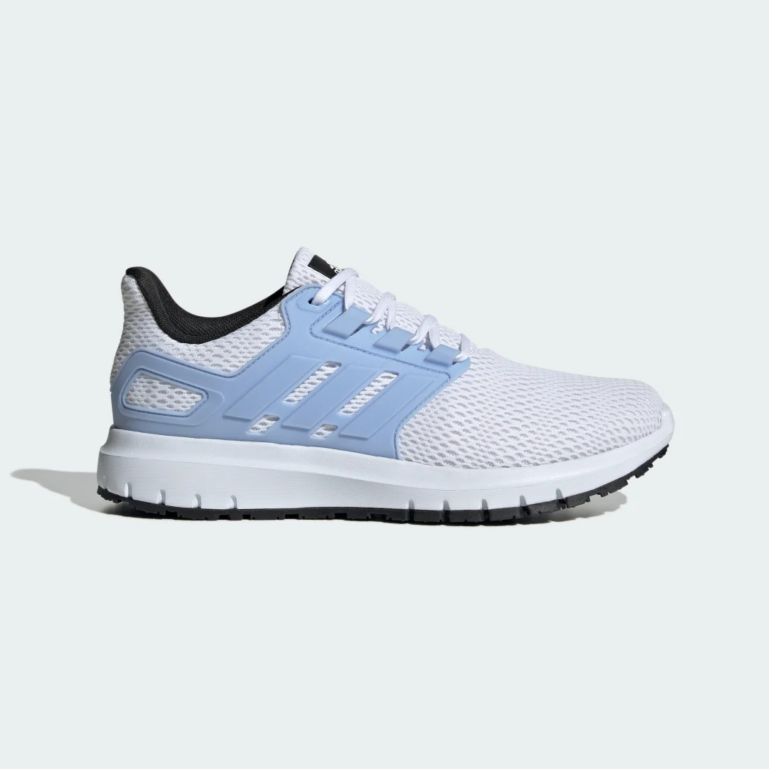 Detalle de Zapatilla Ultimashow de Adidas: estilo limpio y comodidad para el día a día