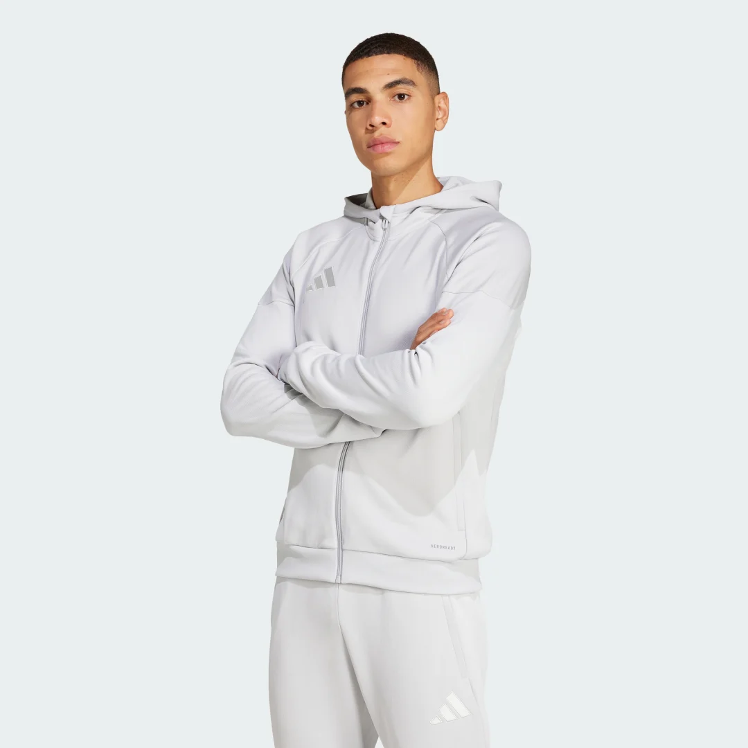 Detalle de Chaqueta con capucha Tiro 25 de Adidas: comodidad urbana en gris