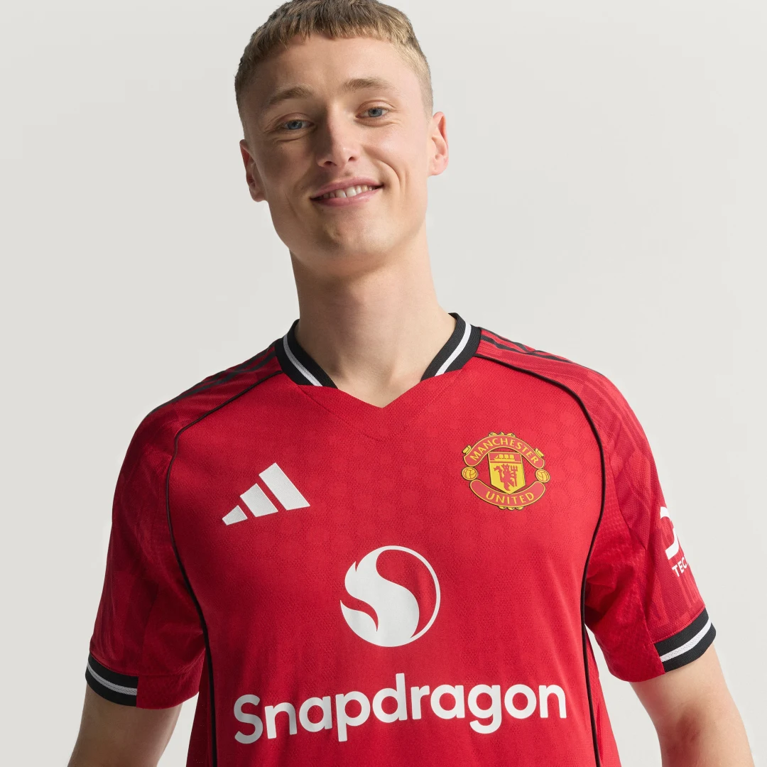 Detalle de Camiseta primera equipación Manchester United 25/26 Oficial de Adidas