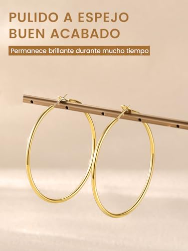 Detalle 2 de GoldChic Pendientes de Aro Dorado de Acero Inoxidable 50mm: Minimalistas, Ligeros y Hipoalergénicos