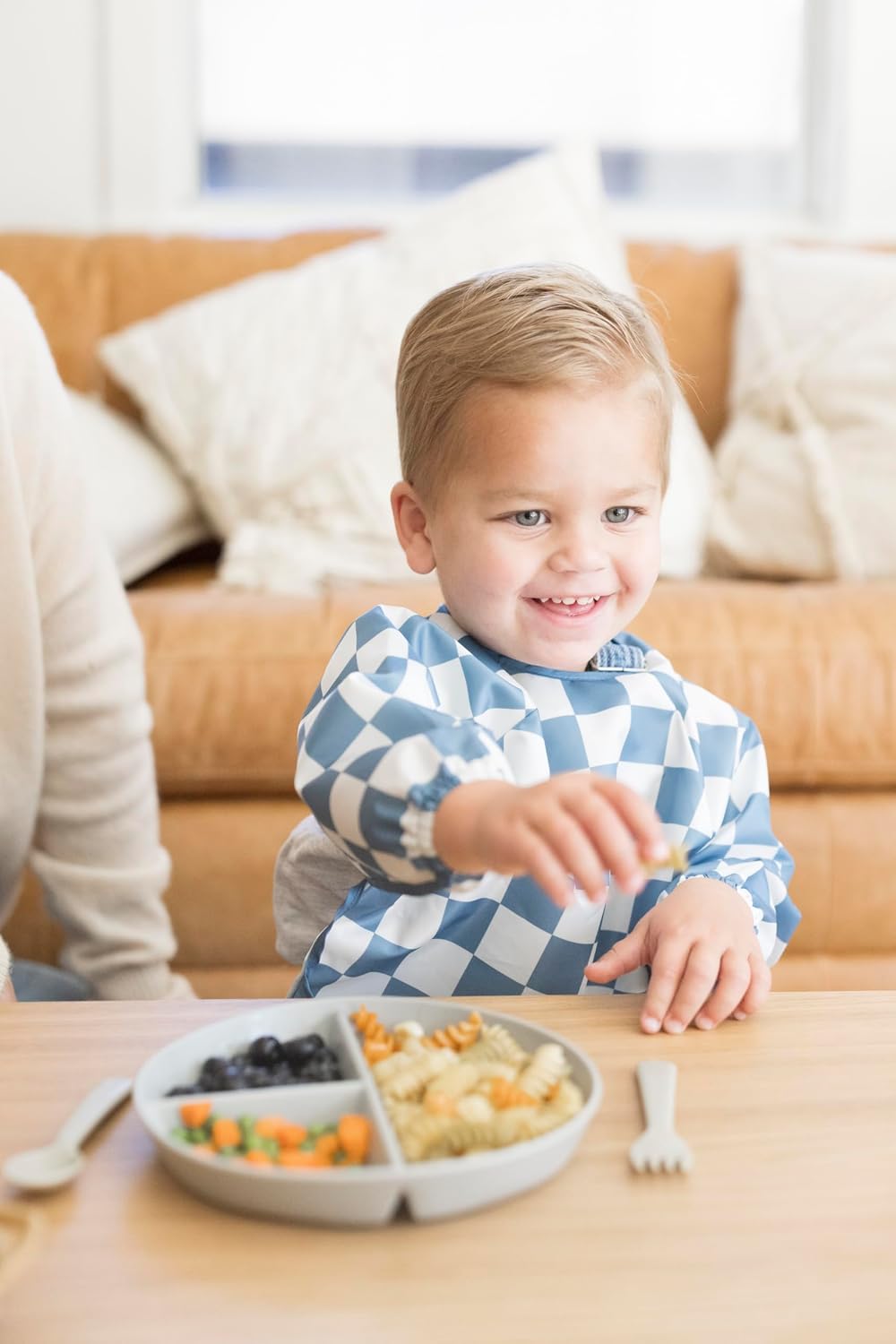 Detalle 2 de Tiny Twinkle Long Sleeve Bib, Waterproof Polyester, Checkers Blue, 6–24M