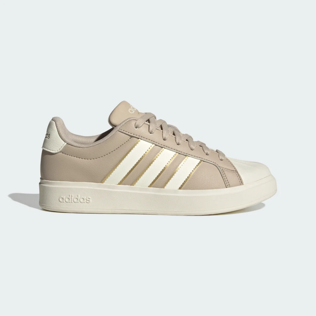 Detalle de Streettalk Beige de Adidas: estilo urbano y comodidad para el día a día