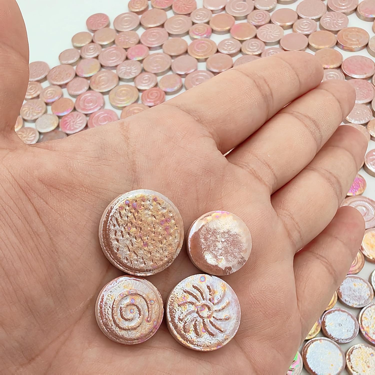 Thumbnail 1 de 500 g gemischte runde Keramik-Mosaikfliesen in 3 Größen (Irisierendes Finish) – Regenbogen-Hellrosa