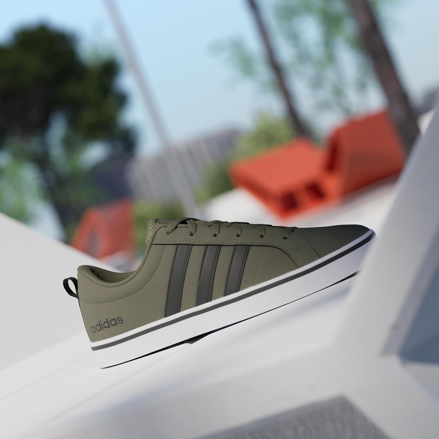Detalle de adidas Hombre VS Pace 2.0 Shoes: estilo clásico con toque urbano