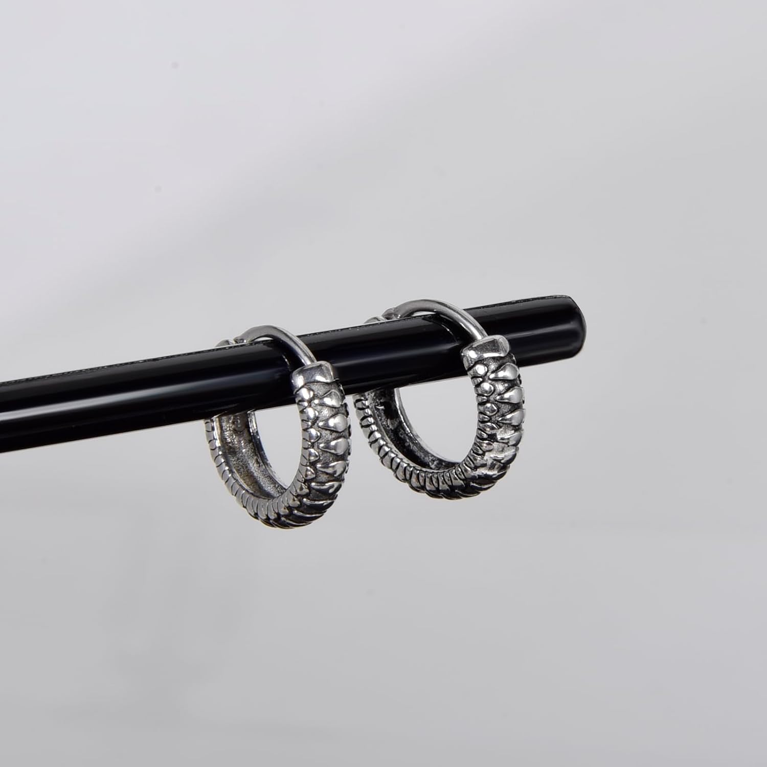 Thumbnail 2 de Lantine Vintage Hoop Earrings – Stainless Steel Textured Knot Huggie